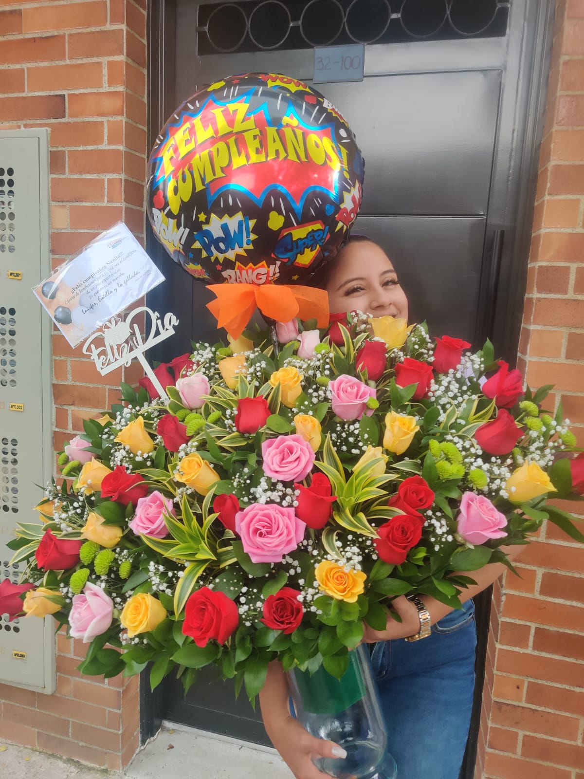 Flores Floristería Envigado Desde la distancia te deseo el mejor de los dias, porque sin importar lo lejos que estemos, los sentimientos de amor y cariño, nos acompañan por todas partes. Feliz dia.Flores Floristería Envigado